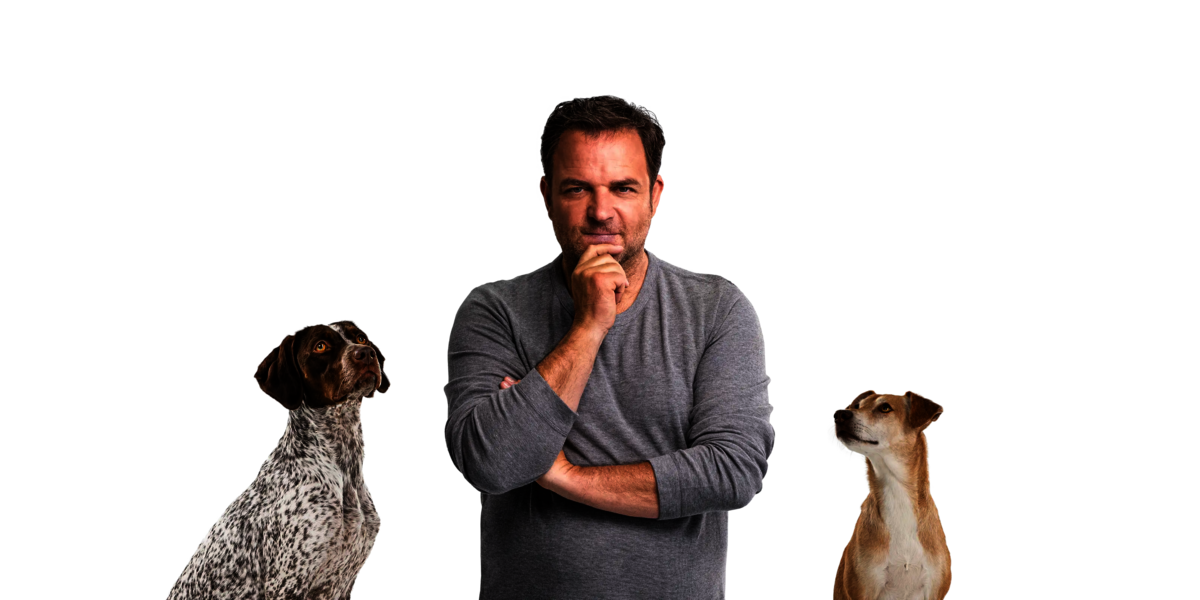 Porträt von Hundetrainer Martin Rütter mit zwei Hunden